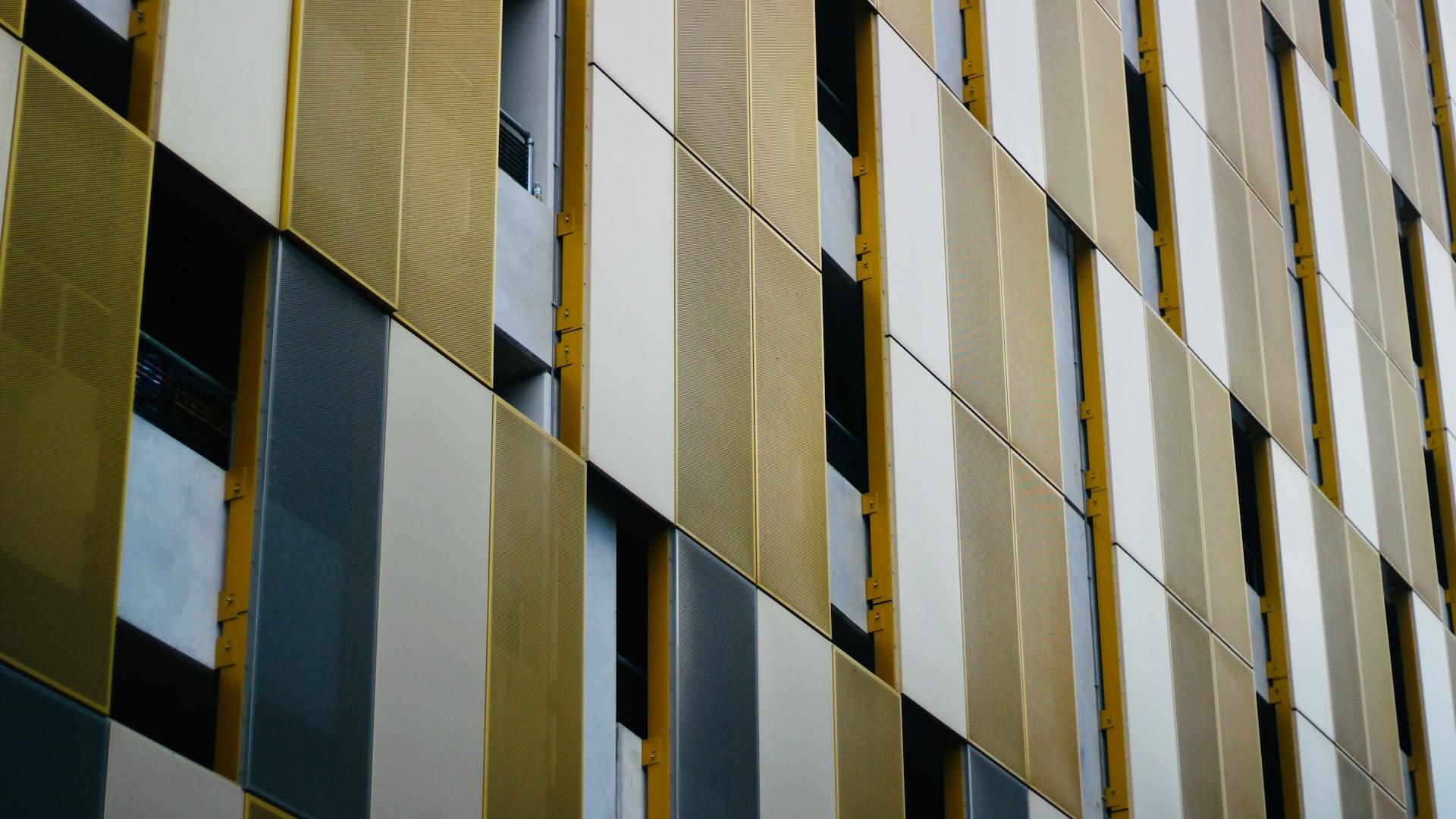 Cladded building